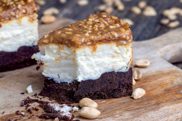 Gâteau au chocolat crémeux au caramel et cacahuètes grillées