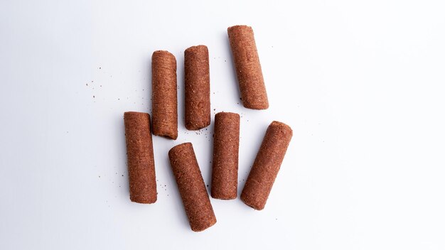 Gâteau au chocolat croustillant stick isolé sur fond blanc