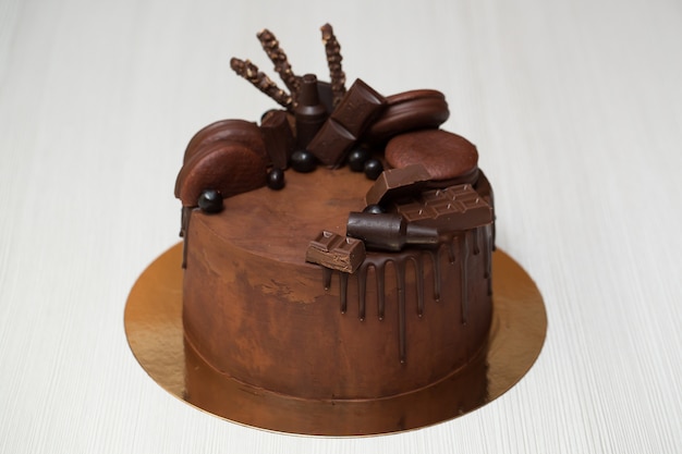 Gâteau au chocolat avec décoration au chocolat, ganache au chocolat