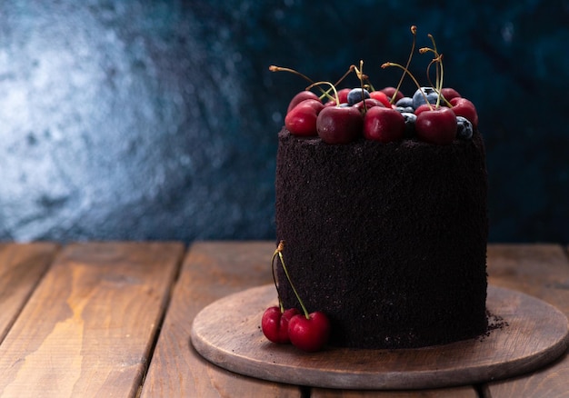 gâteau au chocolat décoré de baies.