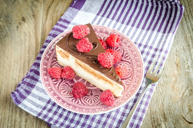 Gâteau au chocolat décoré de framboises fraîches