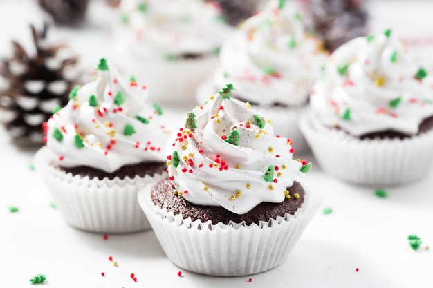 Gâteau au chocolat décoré de sapin et de sapin blancs. Bonbons de Noël. Dessert du nouvel an