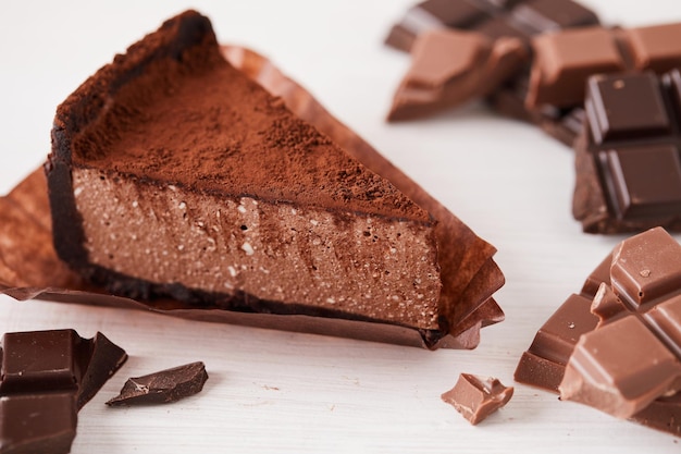 Gâteau au chocolat dessert sur fond blanc avec des morceaux de chocolat