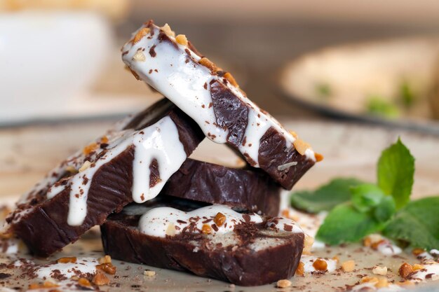 Gâteau au chocolat avec du chocolat blanc et noir