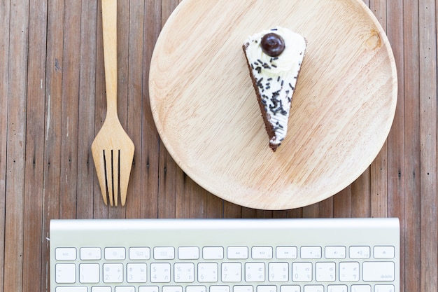 Gâteau au chocolat et équipement informatique