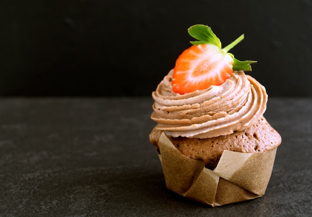 Gâteau au chocolat fait maison à la crème et aux fraises.