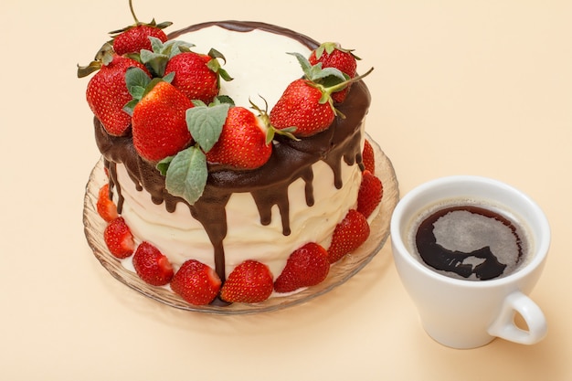 Gâteau Au Chocolat Fait Maison Décoré De Fraises Fraîches Et De Feuilles De Menthe Sur Plaque De Verre Et Tasse De Café Sur Fond De Couleur Beige