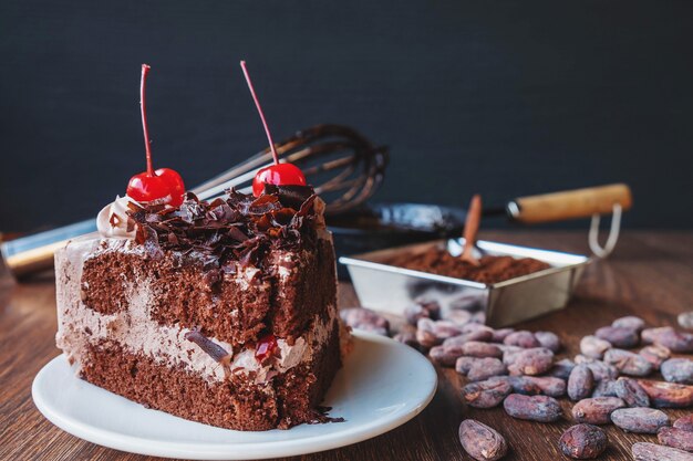 Gâteau au chocolat fait maison sur la table