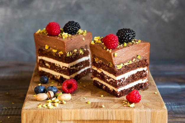 Gâteau Au Chocolat Festif Gâteau Aux Baies Pour La Fête Tarte Aux Pistaches Et Dessert Aux Framboises