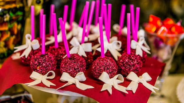 Gâteau au chocolat festif avec des pépites de bonbons en gros plan sur la table horizontale