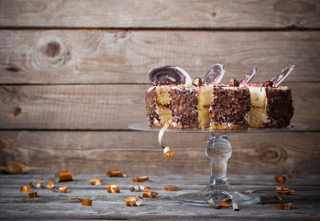 Gâteau au chocolat sur fond de bois ancien