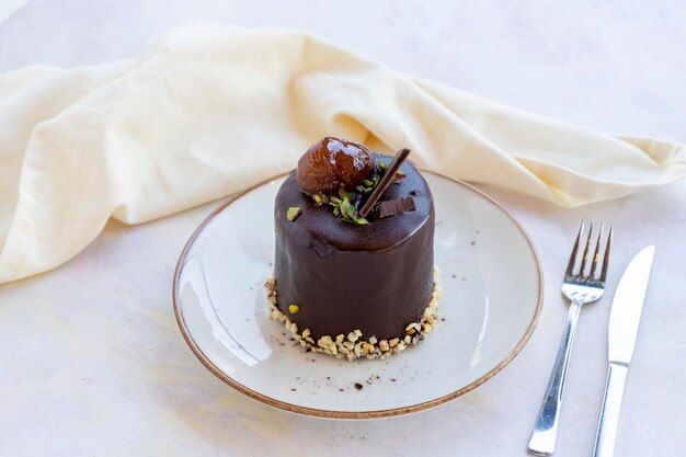 gâteau au chocolat sur fond en bois