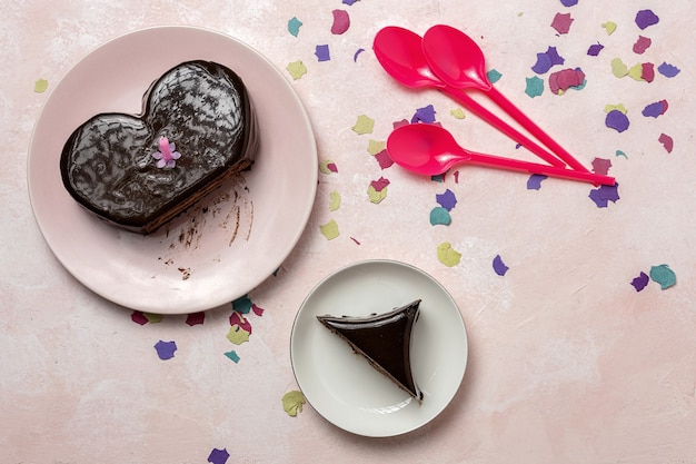 Gâteau au chocolat en forme de coeur fait maison sur fond de couleurs