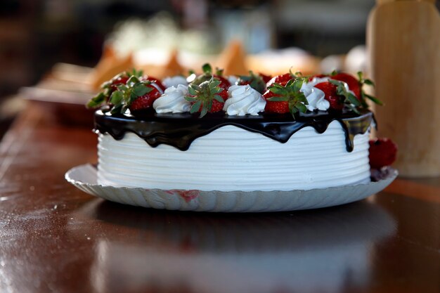 Gâteau au chocolat, fraise et chantilly