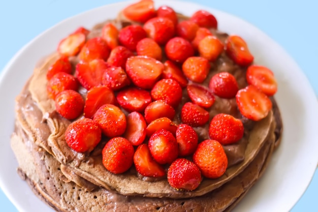 Gâteau au chocolat avec des fraises. Pâtisserie maison.