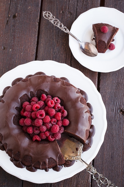 Gâteau au chocolat avec framboise et glaçage au chocolat.