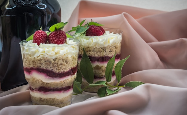 gâteau au chocolat et framboises avec chantilly