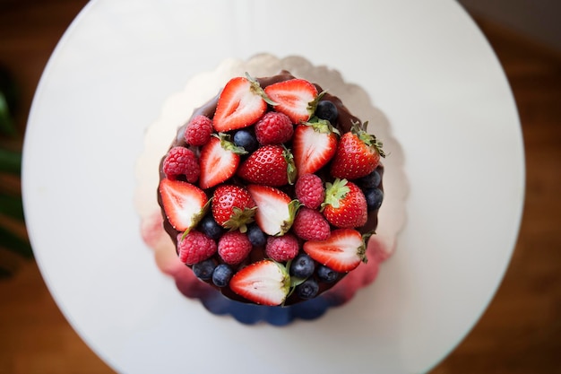 Gâteau au chocolat garni de fruits rouges