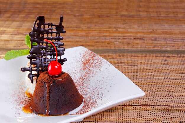 gâteau au chocolat avec garniture aux cerises et au miel