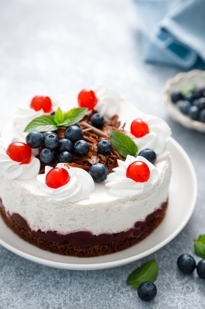 Gâteau au chocolat gâteau au fromage blanc décoré de myrtilles chocolat brun cerise et crème fouettée