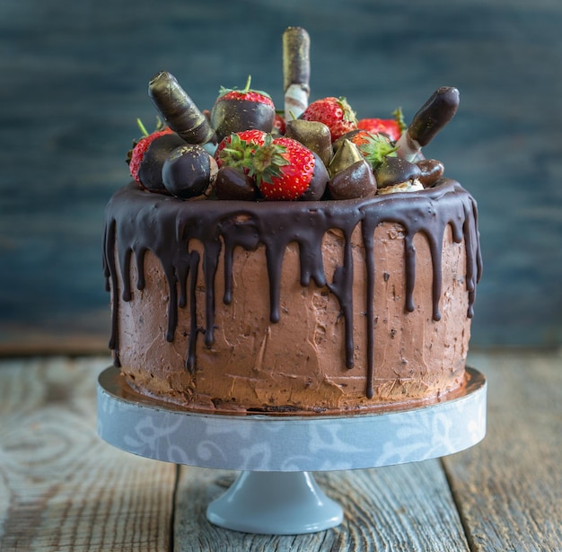 Gâteau De Chocolat Fait Maison Décoré Des Fraises Et Des Fleurs Comestibles  Photo stock - Image du bleu, gâteau: 152960514