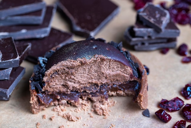 Gâteau au chocolat avec une génoise aérée et une garniture au chocolat saupoudrée de chocolat un gâteau sur la table en dessert