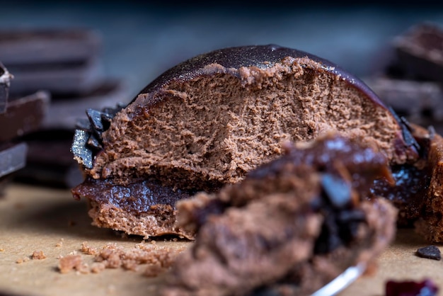 Gâteau au chocolat avec une génoise aérée et une garniture au chocolat