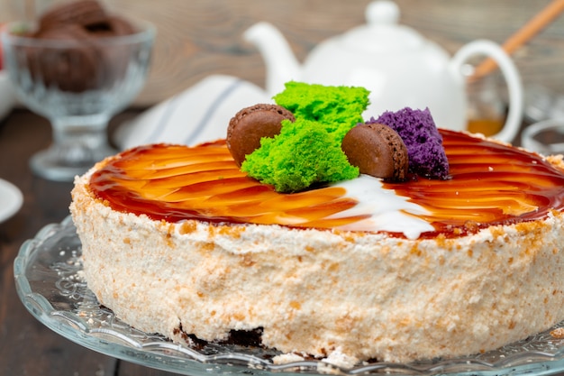 Gâteau au chocolat avec glaçage à la crème fouettée sur la plaque