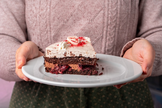 Gâteau au chocolat avec glaçage à la crème fouettée sur la plaque