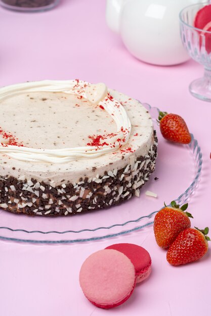 Gâteau au chocolat avec glaçage à la crème fouettée sur la plaque