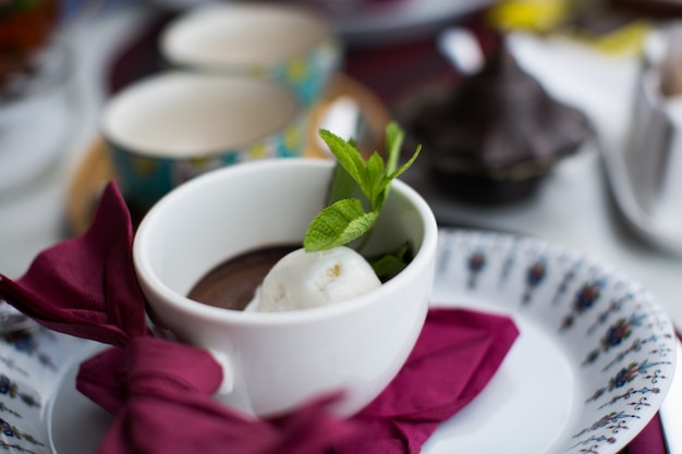 Gâteau au chocolat avec de la glace dans un bol