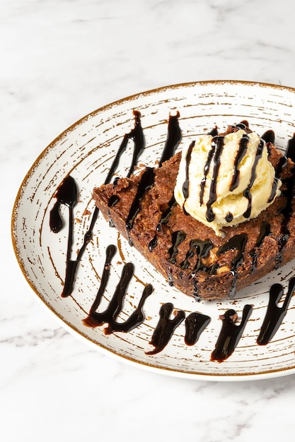 Gâteau au chocolat avec glace à la vanille décoré de sirop de chocolat