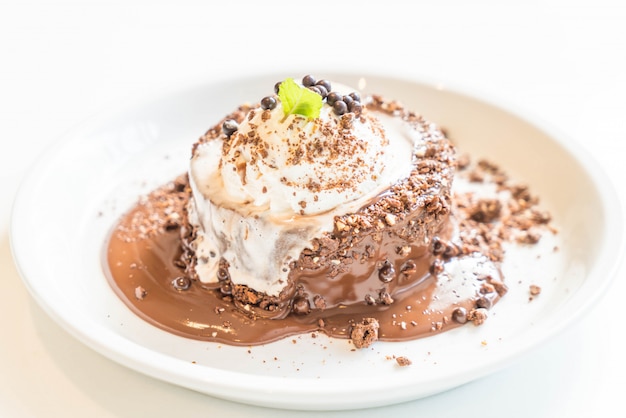 gâteau au chocolat avec glace à la vanille