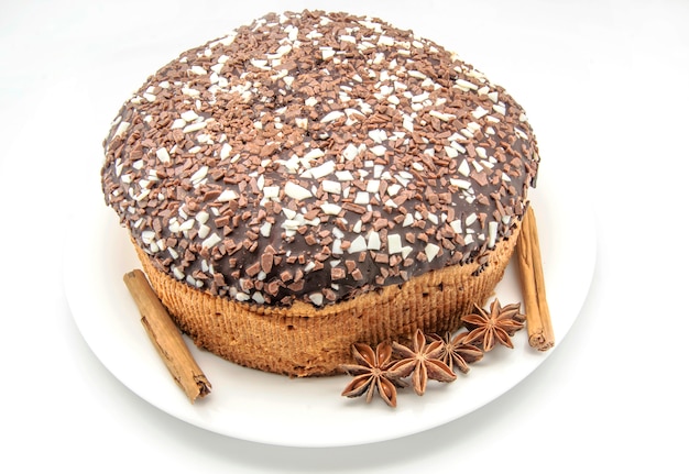 Gâteau au chocolat isolé sur blanc