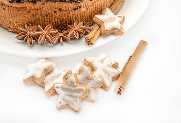 Gâteau au chocolat isolé sur blanc