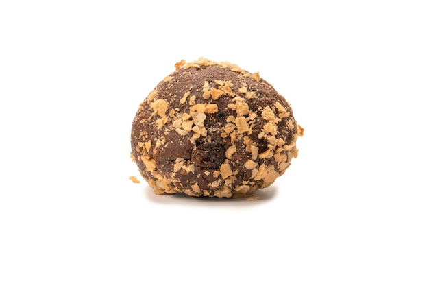 Gâteau au chocolat isolé sur fond blanc