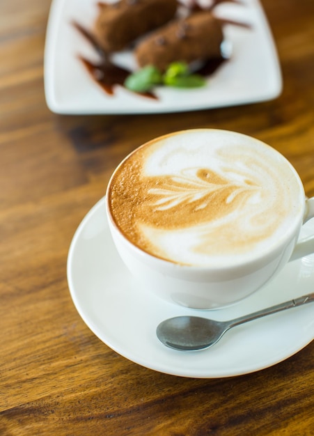 Gâteau au chocolat kartoshka et cappuccino sur une table en bois