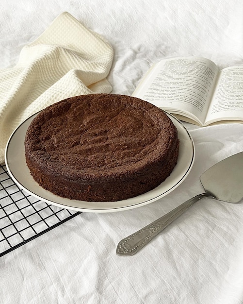 Gâteau au chocolat avec livre sur fond blanc