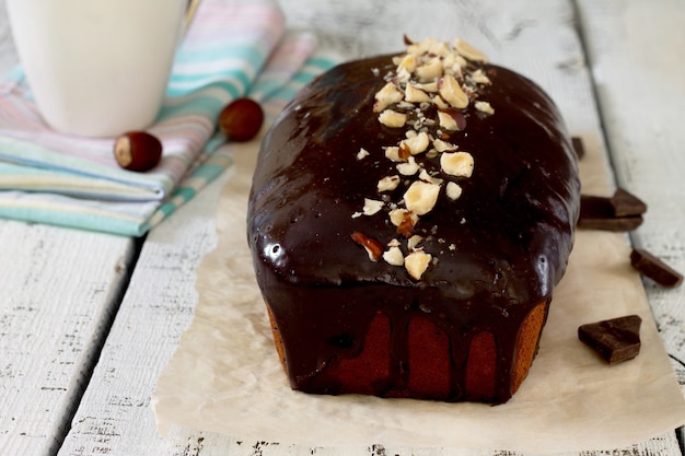 Gâteau au chocolat maison avec glaçage au chocolat et noix