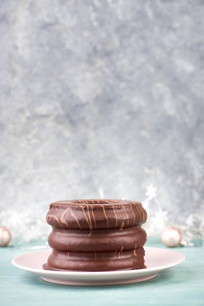 Gâteau au chocolat de Noël allemand traditionnel appelé Baumkuchen, bonbons de saison d'hiver