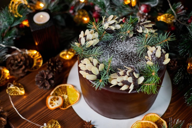 Gâteau au chocolat de Noël à base de biscuit à la crème décoré de cornets à la crème et d'amandes