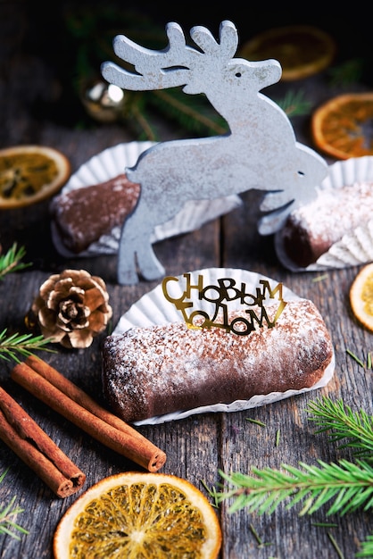 Gâteau au chocolat de Noël sur la table