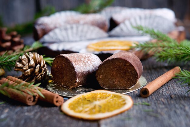 Gâteau au chocolat de Noël sur la table