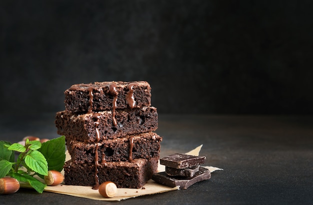 gâteau au chocolat avec des noix sur la table