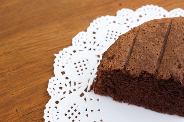 Gâteau au chocolat sur papier blanc Doyley.