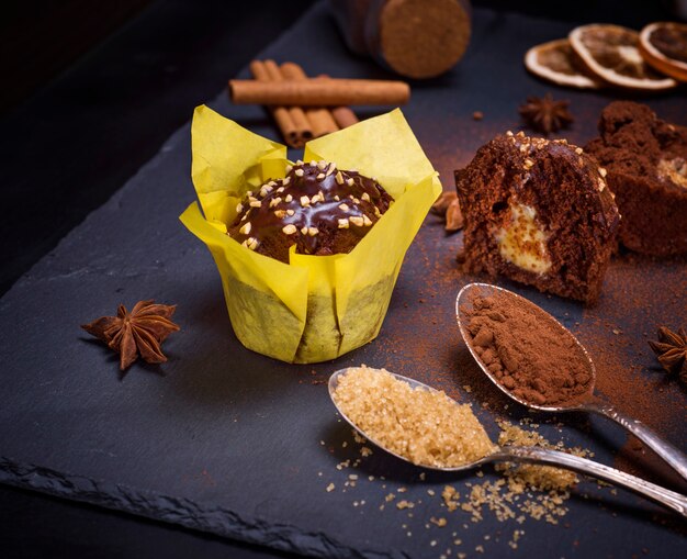 Gâteau au chocolat en papier jaune