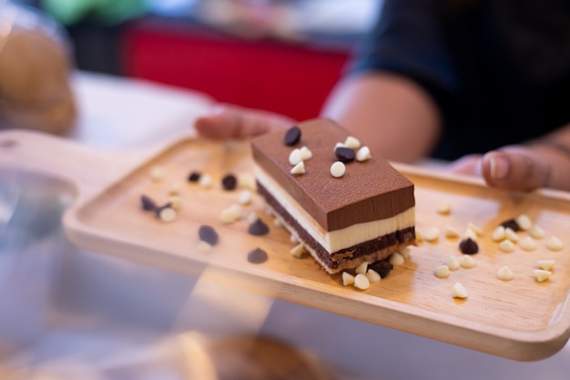 Gâteau au chocolat sur une plaque en bois au mini café