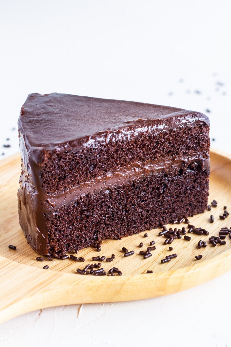 Photo gâteau au chocolat sur une plaque de bois.