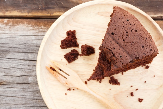 Gâteau au chocolat sur une plaque en bois.