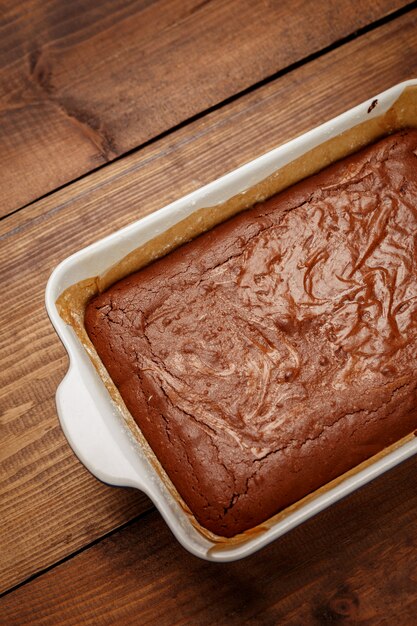 Gâteau au chocolat sur une plaque à pâtisserie